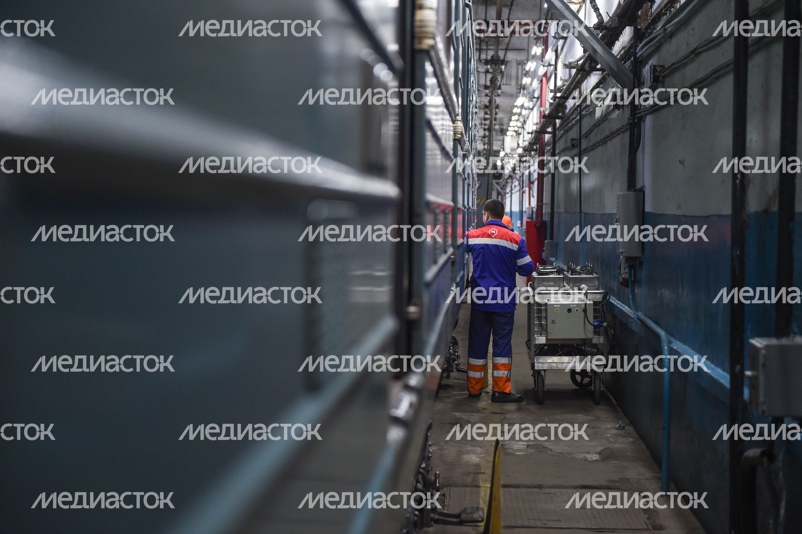Кварцевание и мытье вагонов метро