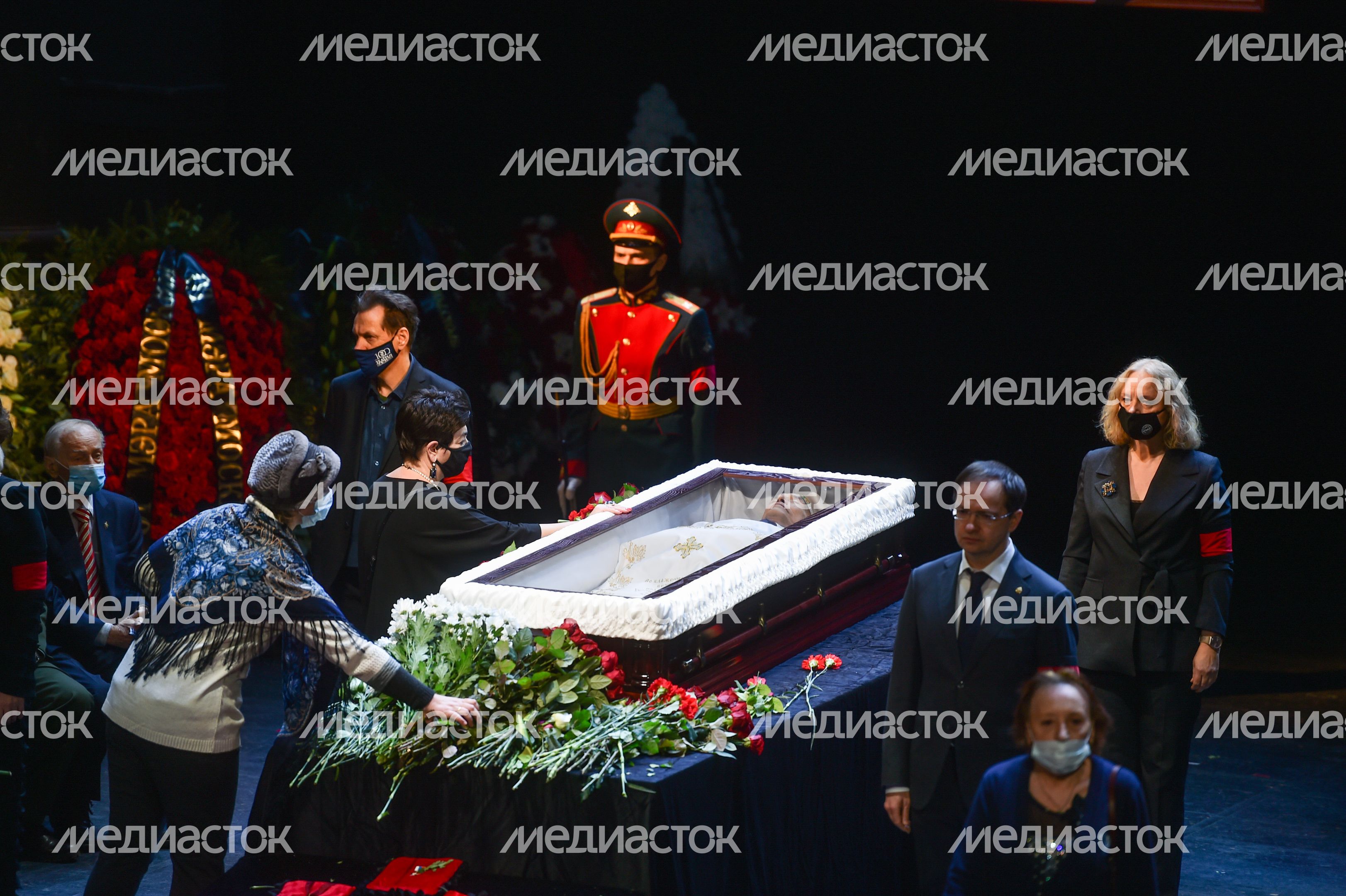 Церемония прощания с актером Василием Лановым в московском театре имени Вахтангова