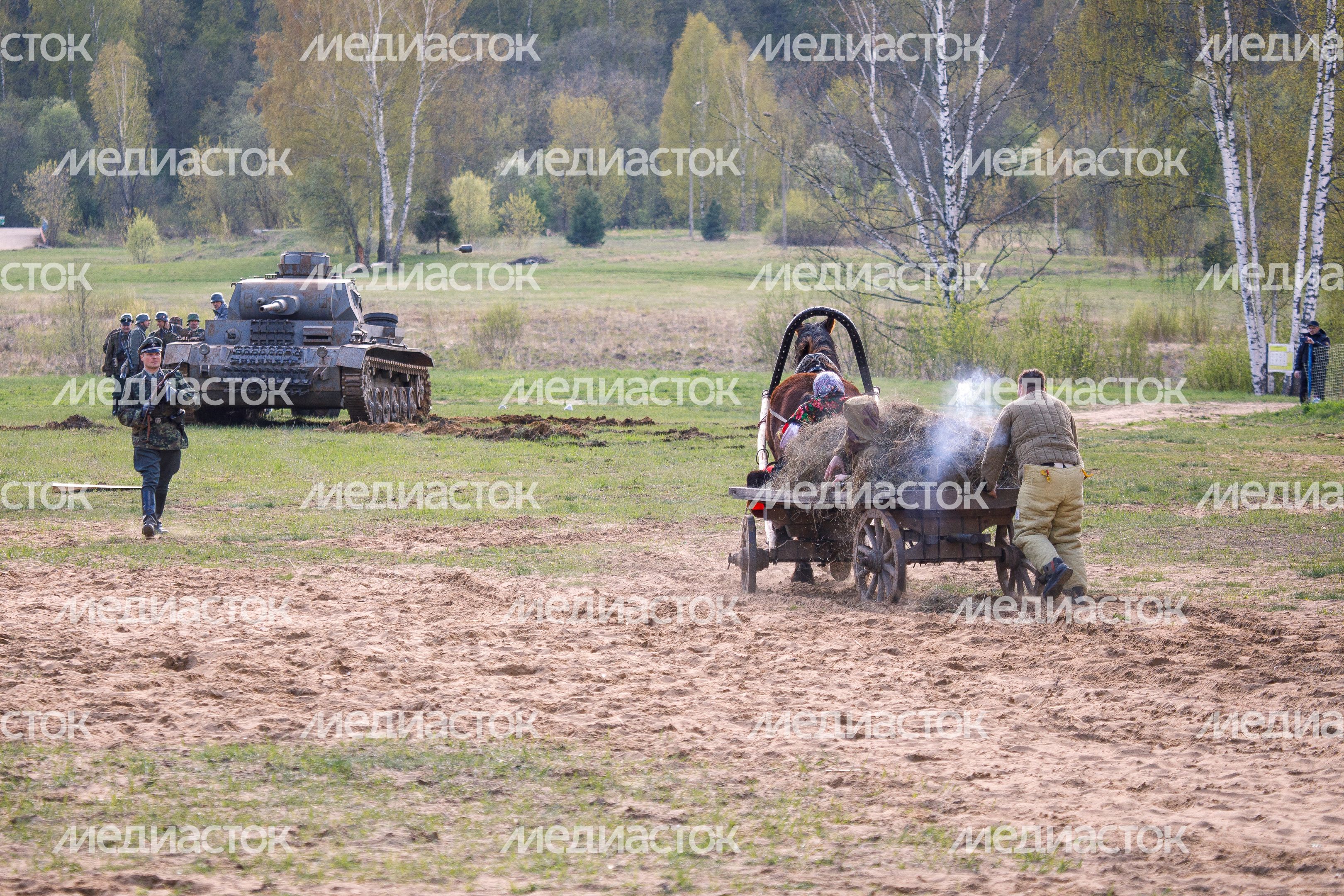 Военно-историческая реконструкция "Успех в единстве поколений" в Химках Военно-историческая реконструкция "Успех в единстве поколений" в Химках