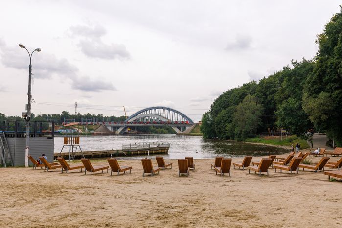 Пляж на берегу канала имени Москвы в парке имени Л.Н. Толстого в Химках