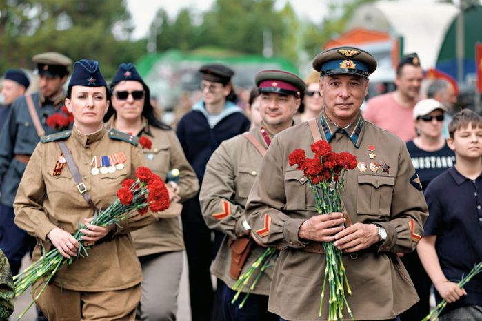 Патриотическое воспитание: возложение цветов к памятнику летчикам в аэроклубе ВВС Одинцовского округа ко Дню Победы