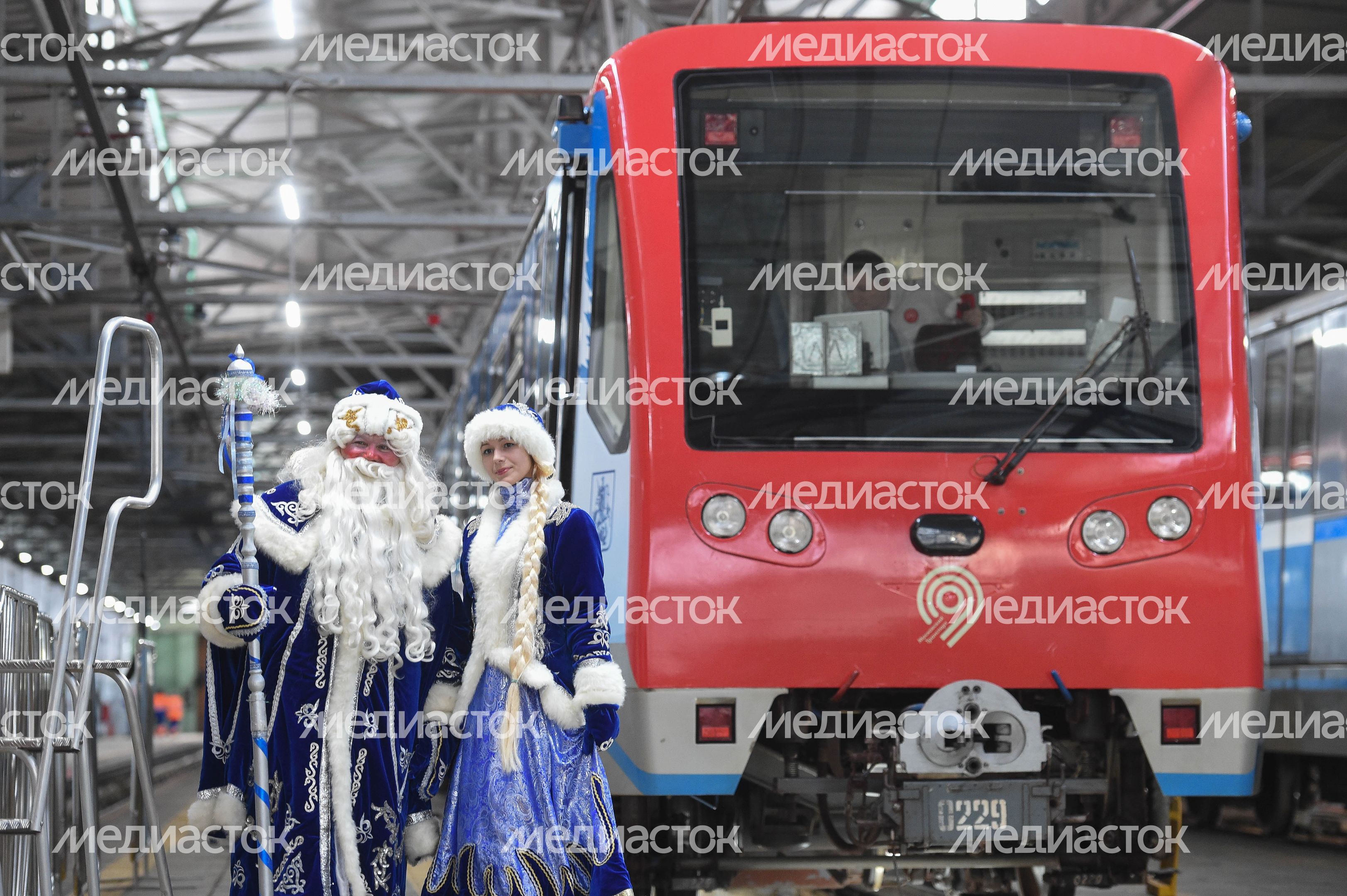 Запуск новогоднего поезда в Московском метрополитене Запуск новогоднего поезда в Московском метрополитене
