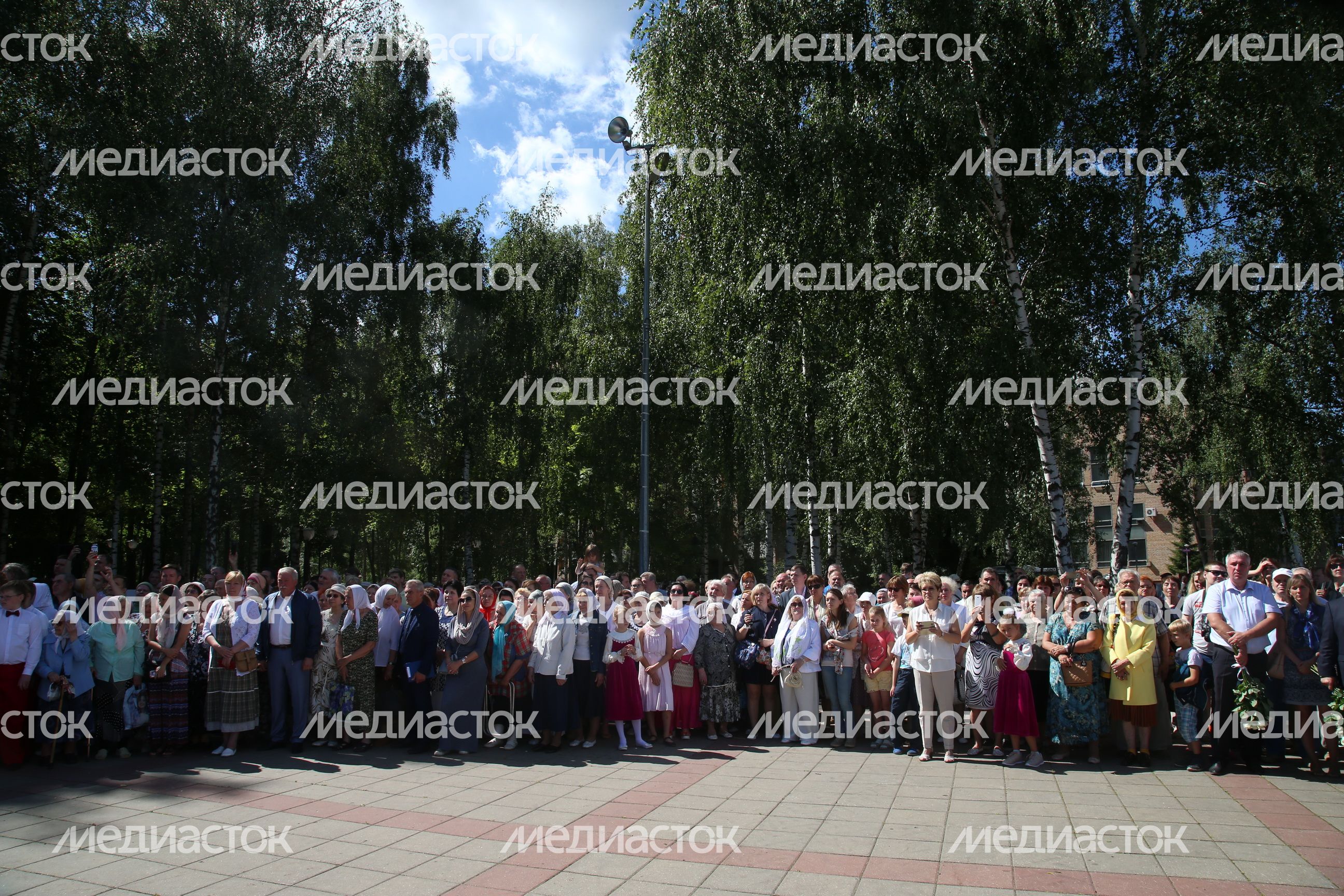 Губернатор принял участие в церемонии освящения нового храма и возложении цветов к Вечному огню в Королеве