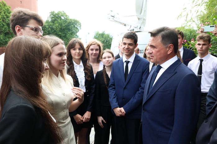 Андрей Воробьев с выпускниками подмосковных школ возложил венок и цветы в Александровском саду