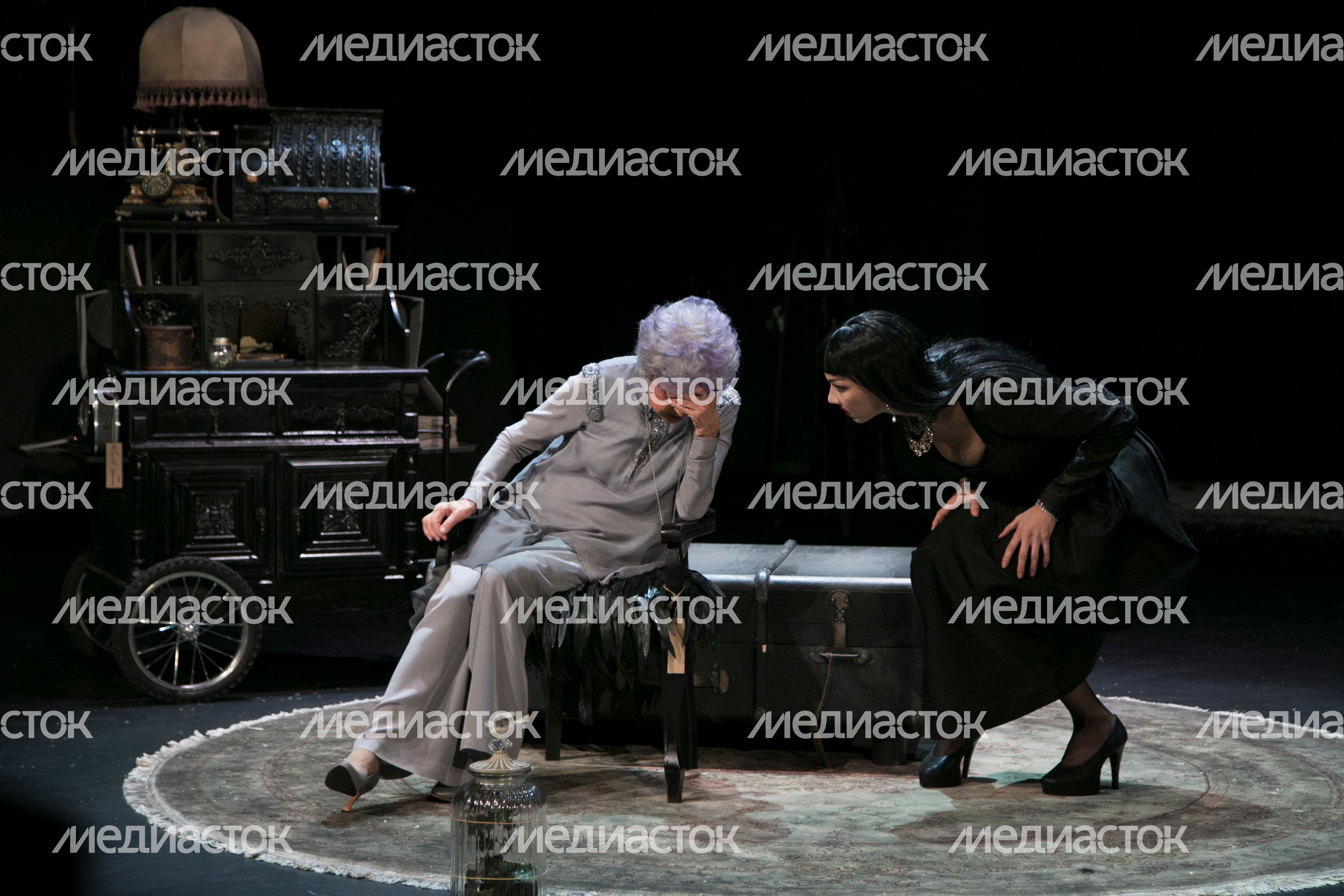 Премьера спектакля «Возьмите зонт, мадам Готье!» в театре имени Вахтангова