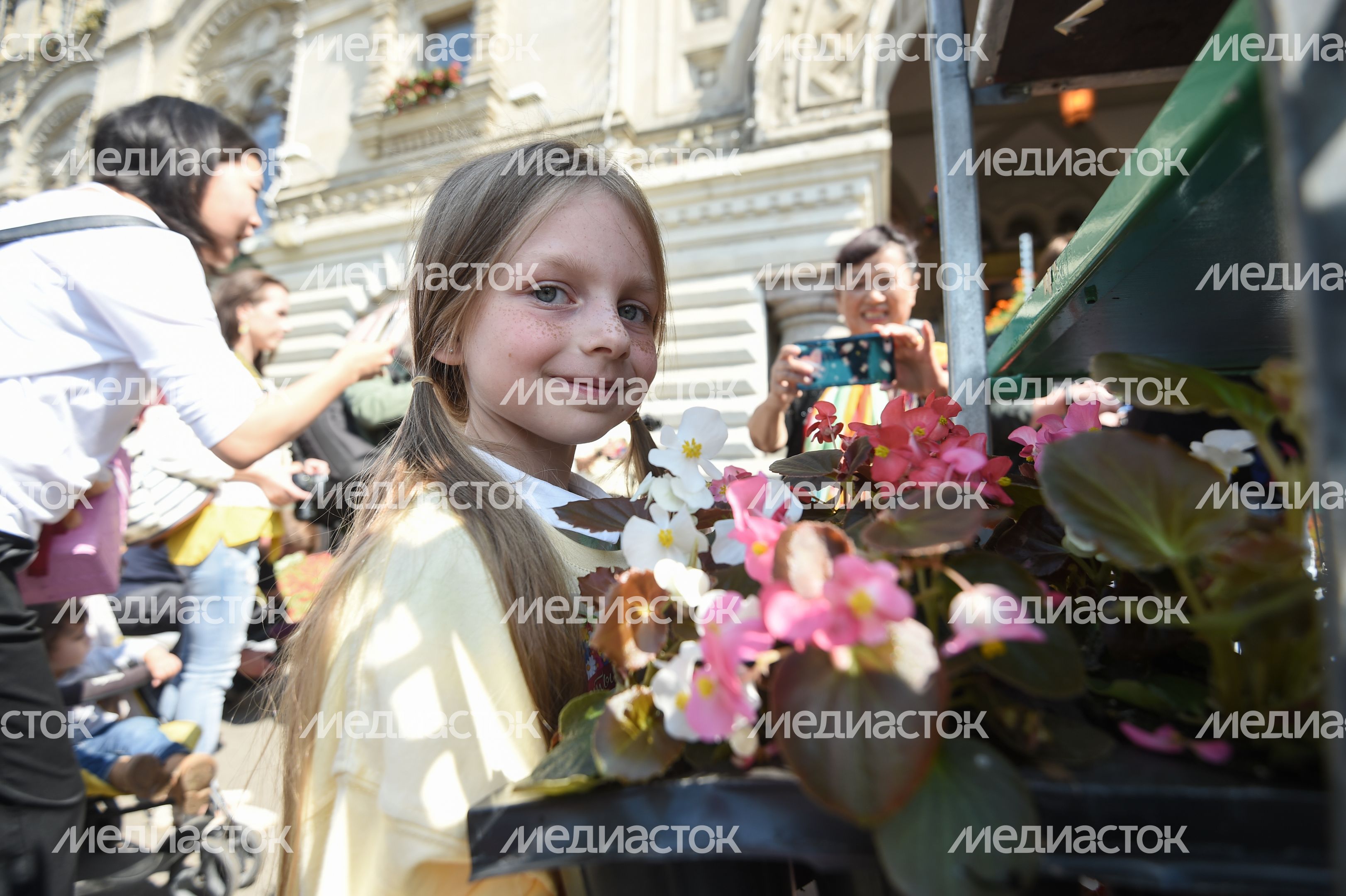 Юбилейный фестиваль цветов в ГУМе в Москве