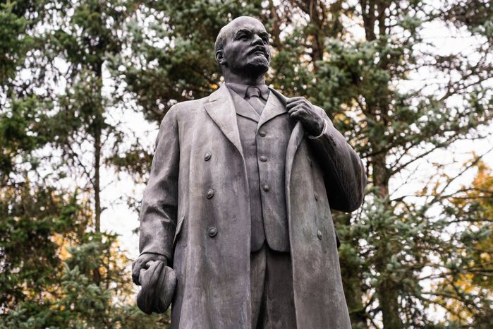 Памятник В.И. Ленину в деревне Кашино Волоколамского округа