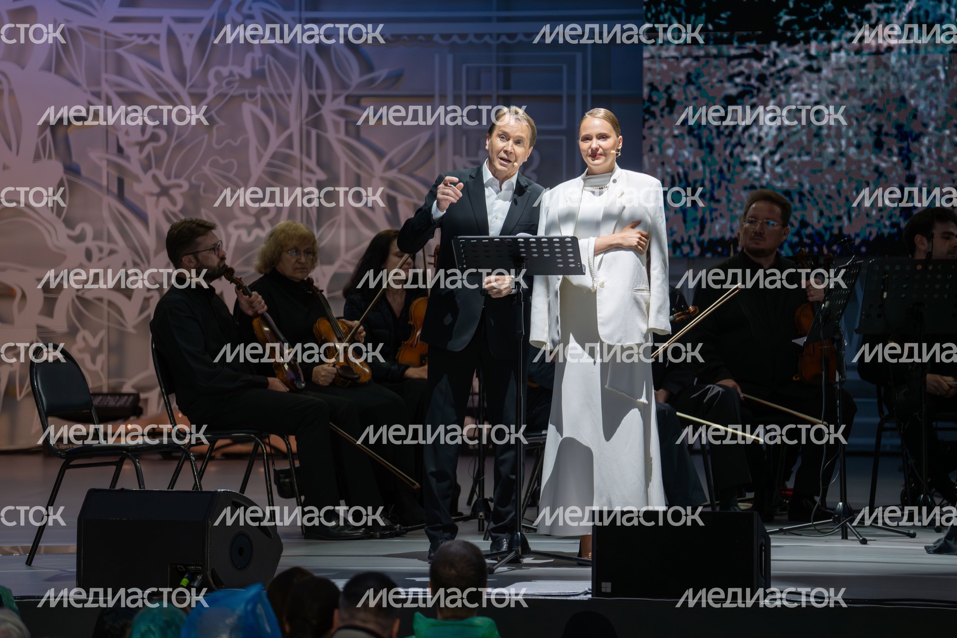 Актеры Евгений Миронов и Юлия Хлынина в спектакле «Бедные люди» на Международном фестивале искусств П.И. Чайковского