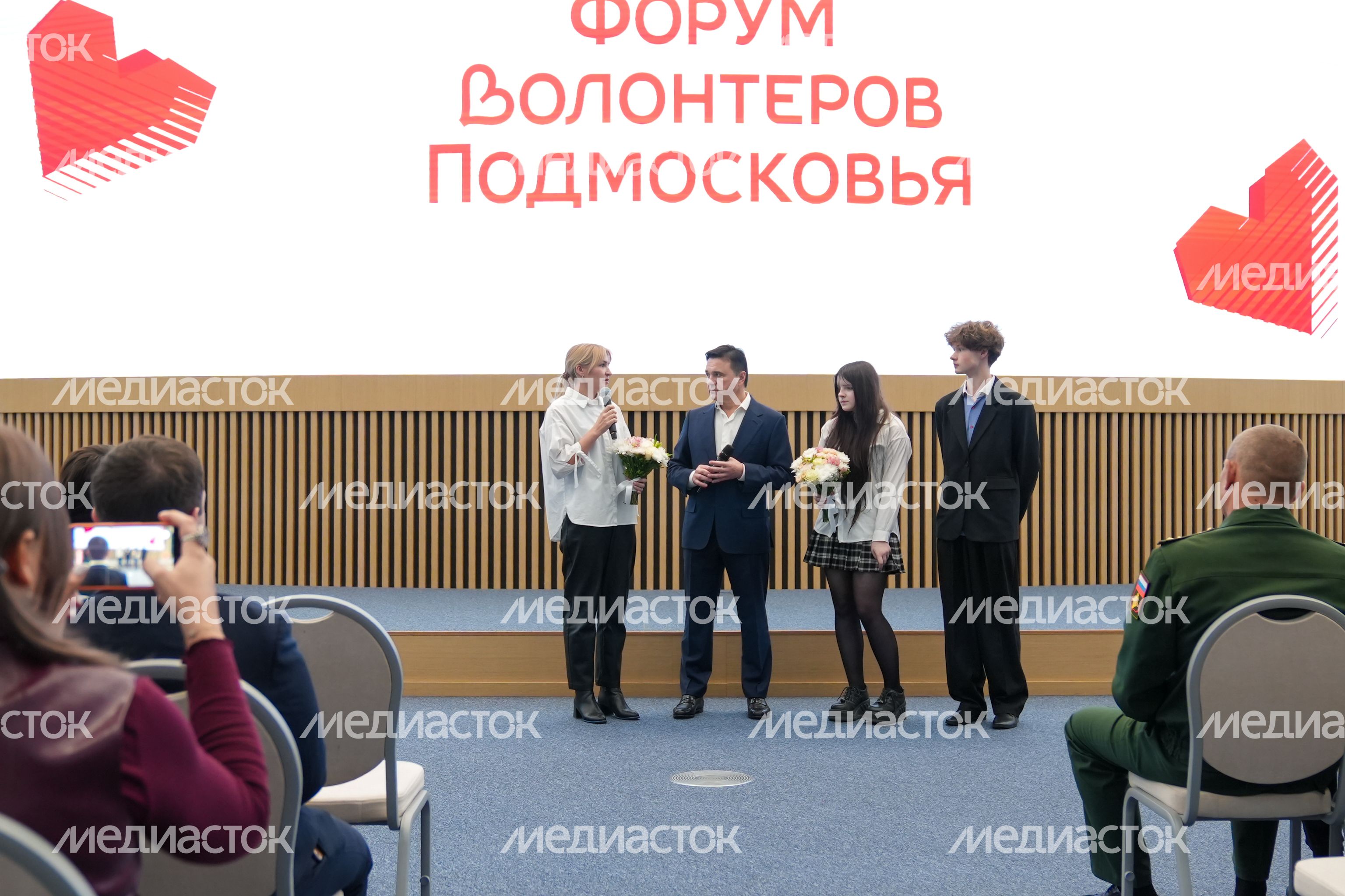 Андрей Воробьев поблагодарил волонтеров за добрые дела и вручил областные награды