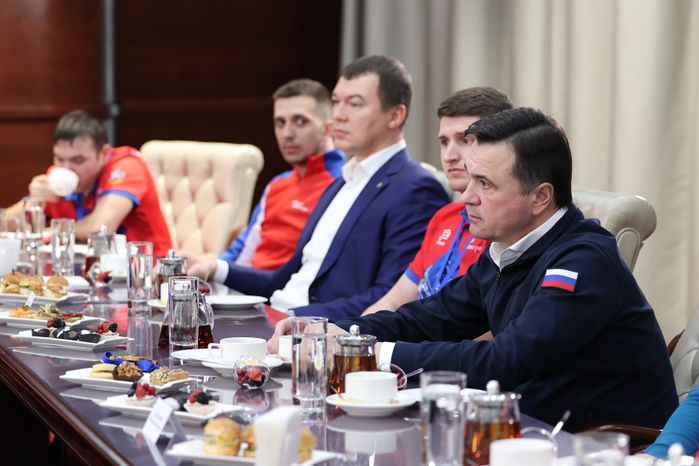 Андрей Воробьёв поздравил команду по следж-хоккею «Гвардия» с победой