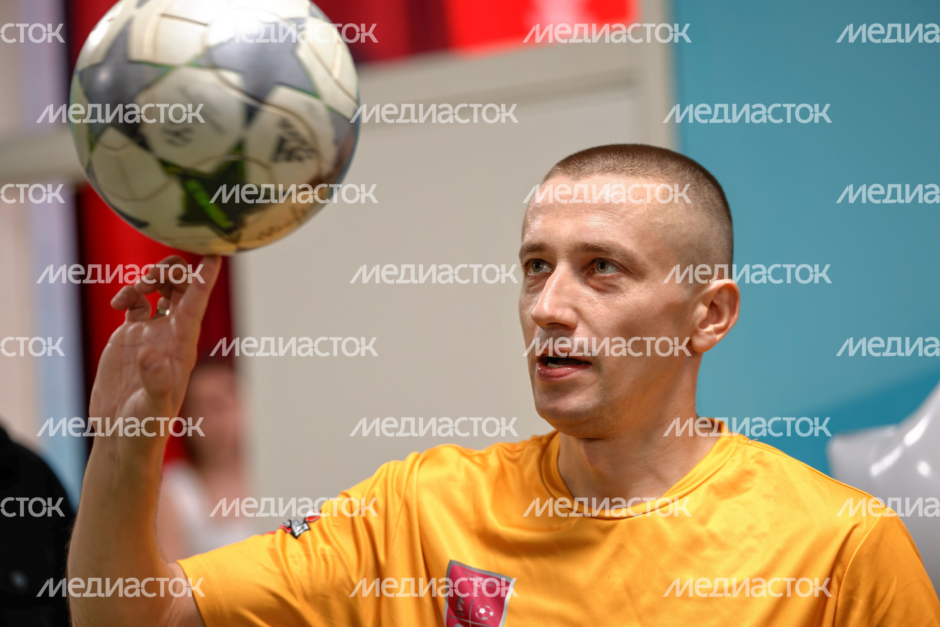 Футболист Андрей Харламов показал участникам школьной футбольной лиги фристайл с мячом Футболист Андрей Харламов показал участникам школьной футбольной лиги фристайл с мячом