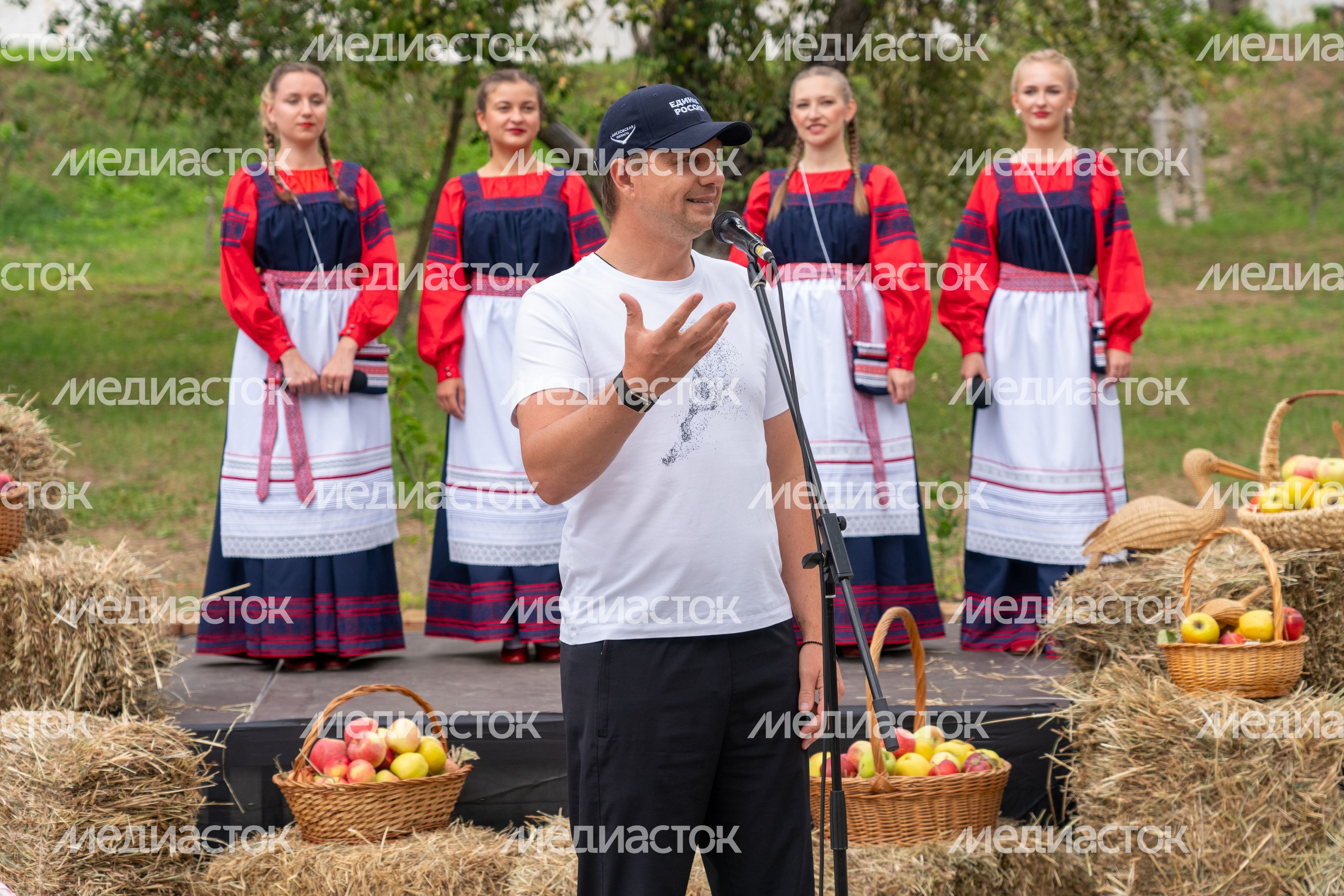 Глава городского округа Красногорск Дмитрий Волков на празднике Яблочного Спаса в Яблоневом сквере Красногорска Глава городского округа Красногорск Дмитрий Волков на празднике Яблочного Спаса в Яблоневом сквере Красногорска