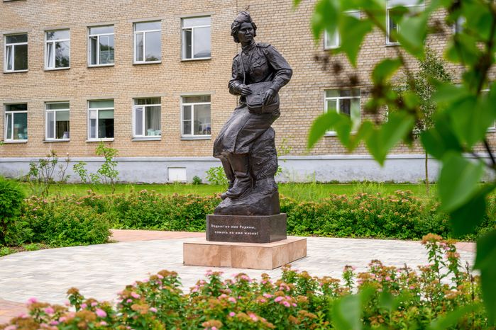 Памятник женщине-санинструктору у Пушкинской клинической больницы