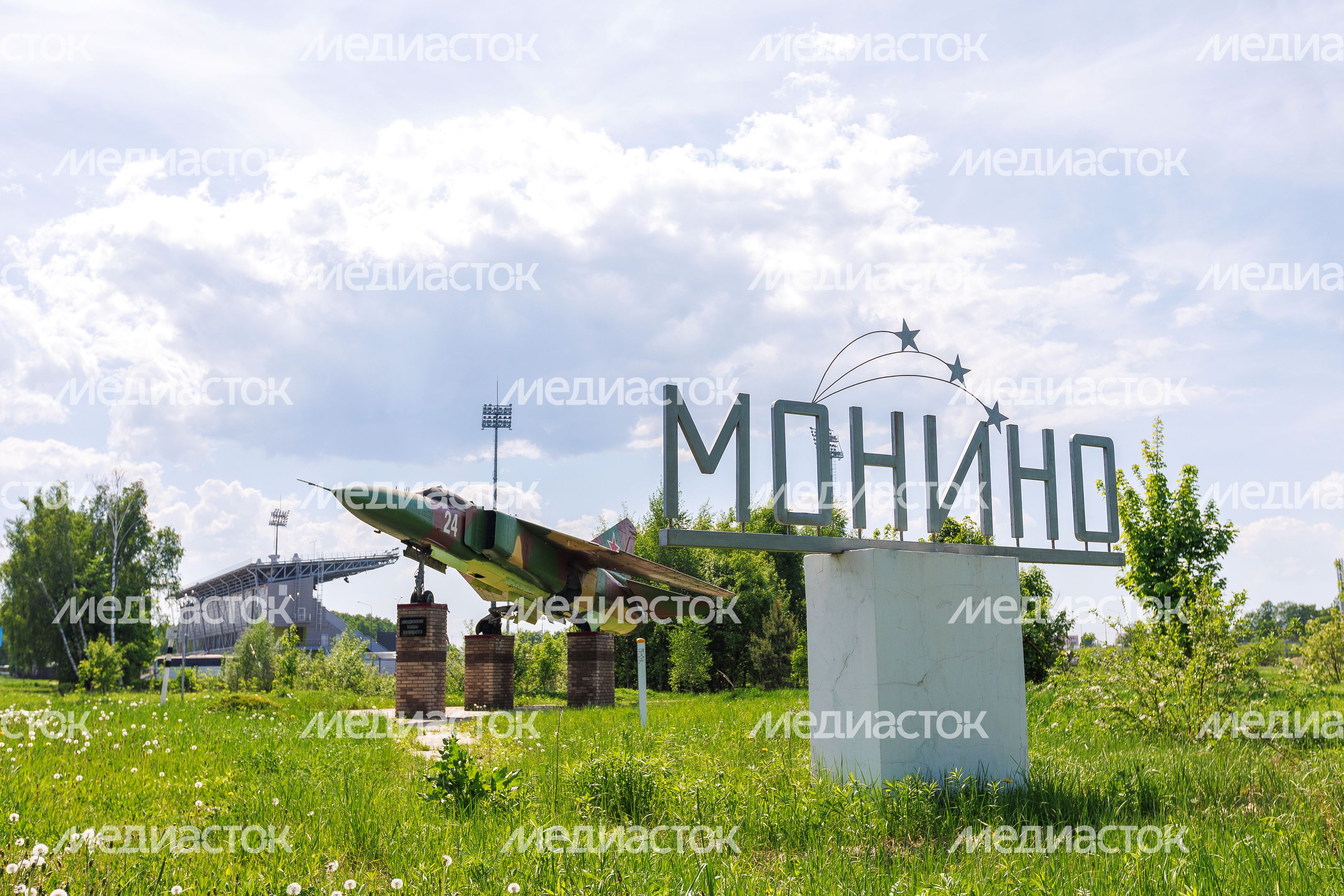 Самолет-памятник Миг-23МЛ на въезде в поселок Монино округа Щелково