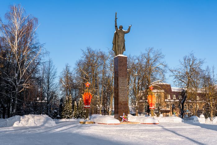 Солдат-освободитель на Октябрьской площади в Можайске