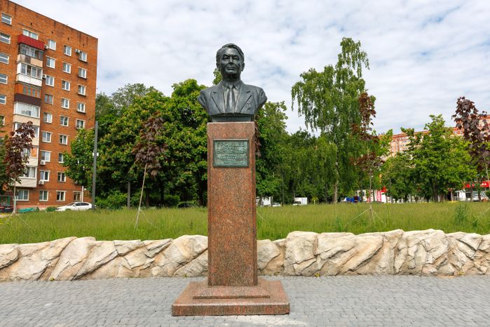 Летние виды сквера им. Б.К. Громцева в городе Дзержинский округа Люберцы. Бюст Бориса Константиновича Громцева