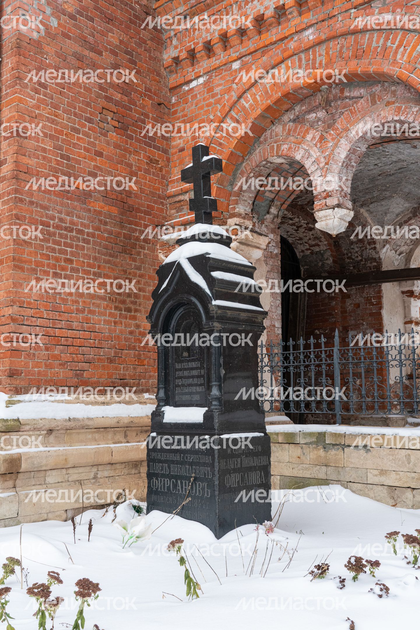 Серпухов. Церковь Спаса Нерукотворного Образа (Спасская церковь) Серпухов. Церковь Спаса Нерукотворного Образа (Спасская церковь)