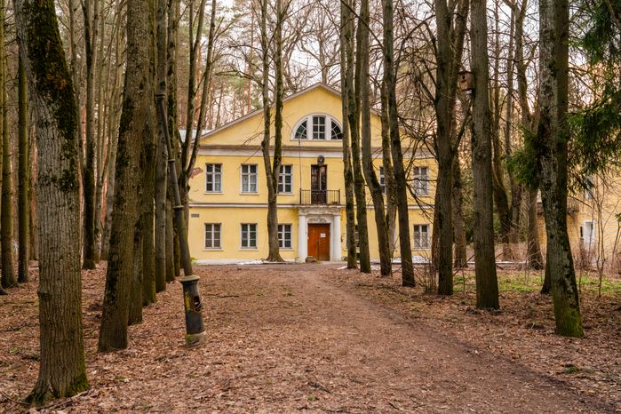 В усадьбе Суханово Ленинского округа весной