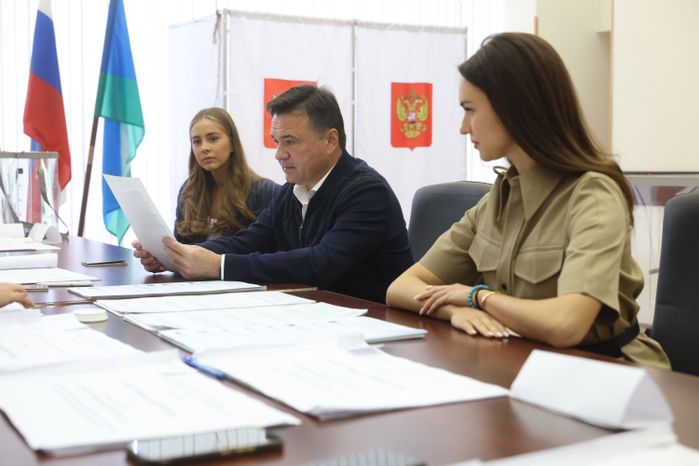 Андрей Воробьев с дочерьми проголосовал на избирательном участке в Одинцовском округе