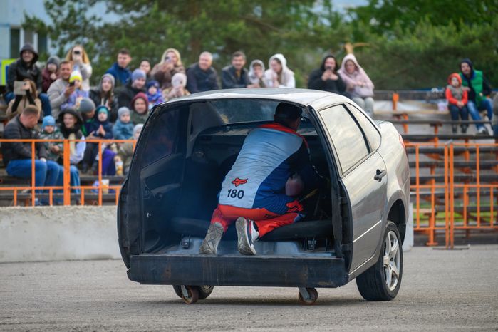 Невероятные трюки на автомобилях на шоу каскадеров в Чехове