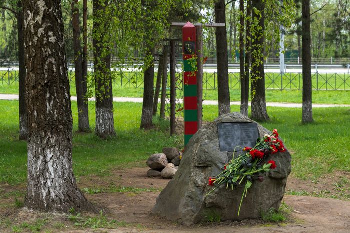 Памятный знак воину-пограничнику Евгению Родионову на территории Ленино-Снегиревского военно-мемориального комплекса