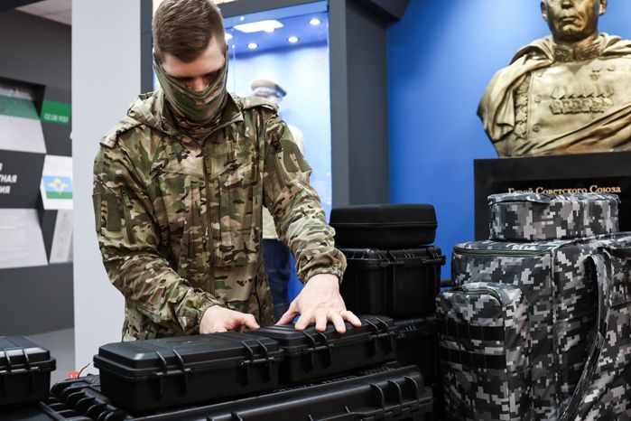 Команда губернатора Московской области передала бригаде спецназа ВДВ тепловизоры и дроны