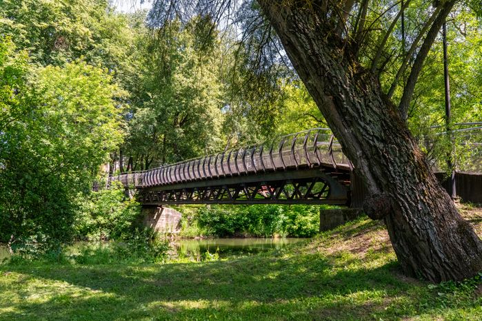 Мост через реку Лопасня в городском парке культуры и отдыха в Чехове летом