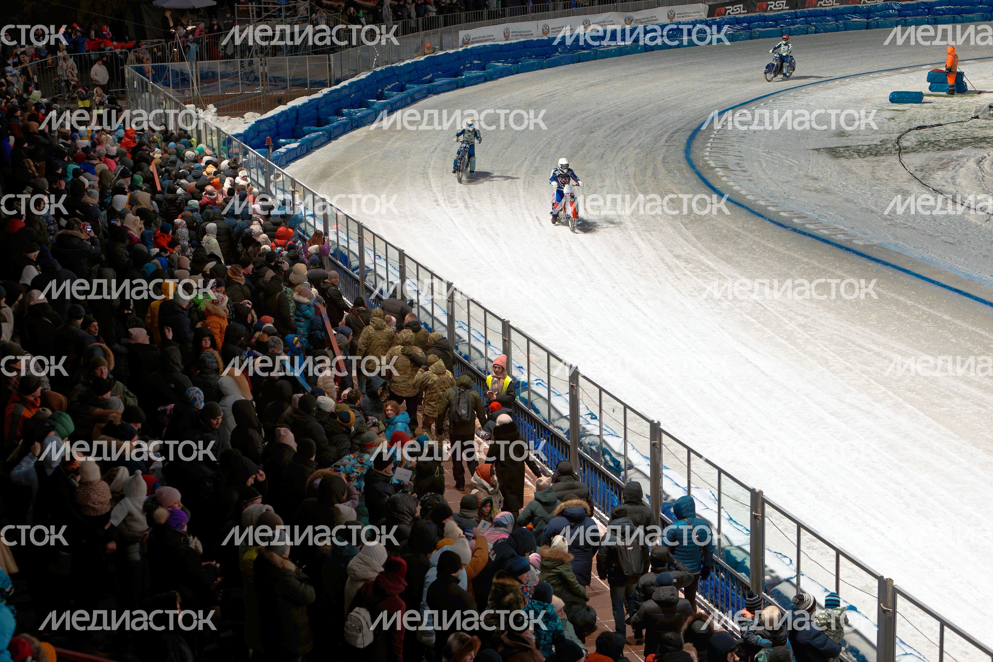 Чемпионат России по мотогонкам на льду в Красногорске Чемпионат России по мотогонкам на льду в Красногорске