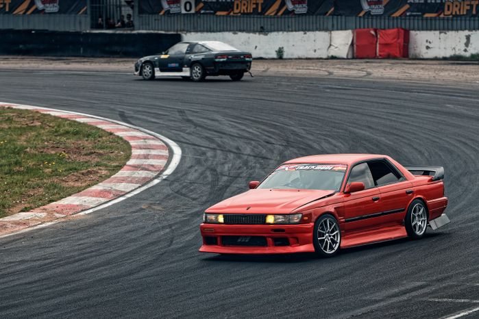 Гонка автомобилей на дрифт-фестивале скорости и драйва Drift Expo Track Mode 2025