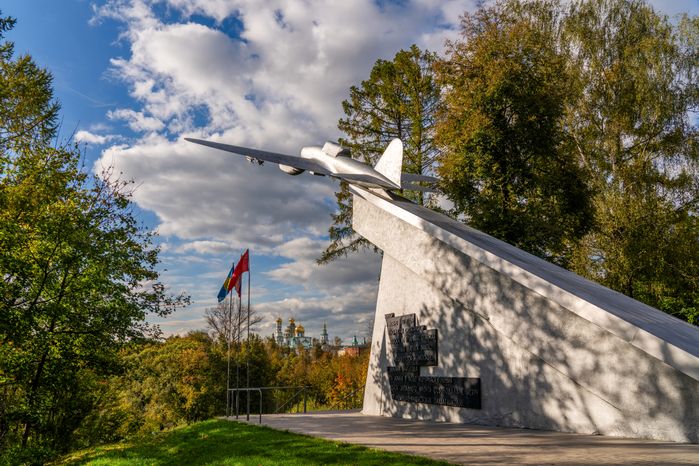 Самолет Ил-2 - памятный знак защитникам Истры в дни обороны Москвы в Истринском городском парке осенью
