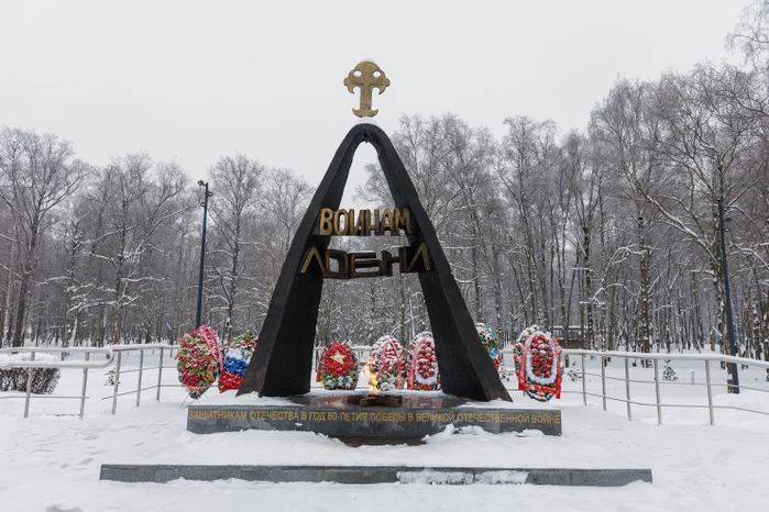 Звонница – памятник воинам Лобни, погибшим в Великой Отечественной войне, в парке культуры и отдыха города Лобня
