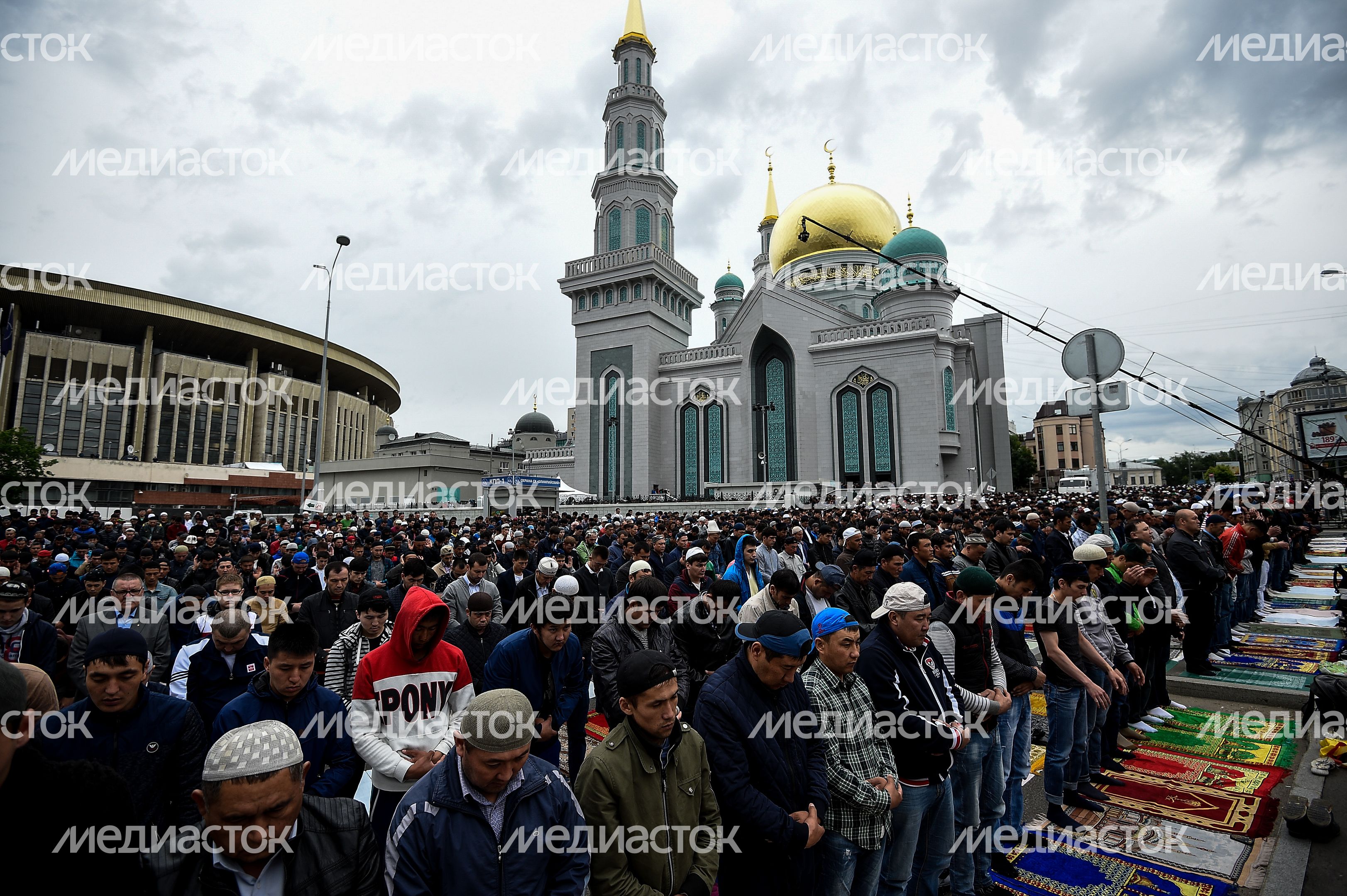 Праздование Ураза-Байрам (Ид Аль Фитр) в Москве Праздование Ураза-Байрам (Ид Аль Фитр) в Москве