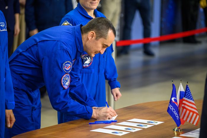 Космонавт дублирующего экипажа МКС-74 Петр Дубров в Звездном городке