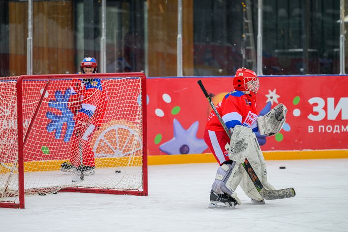 Открытая тренировка для юных хоккеистов от тренера сборной России Романа Ротенберга на катке в Лобне
