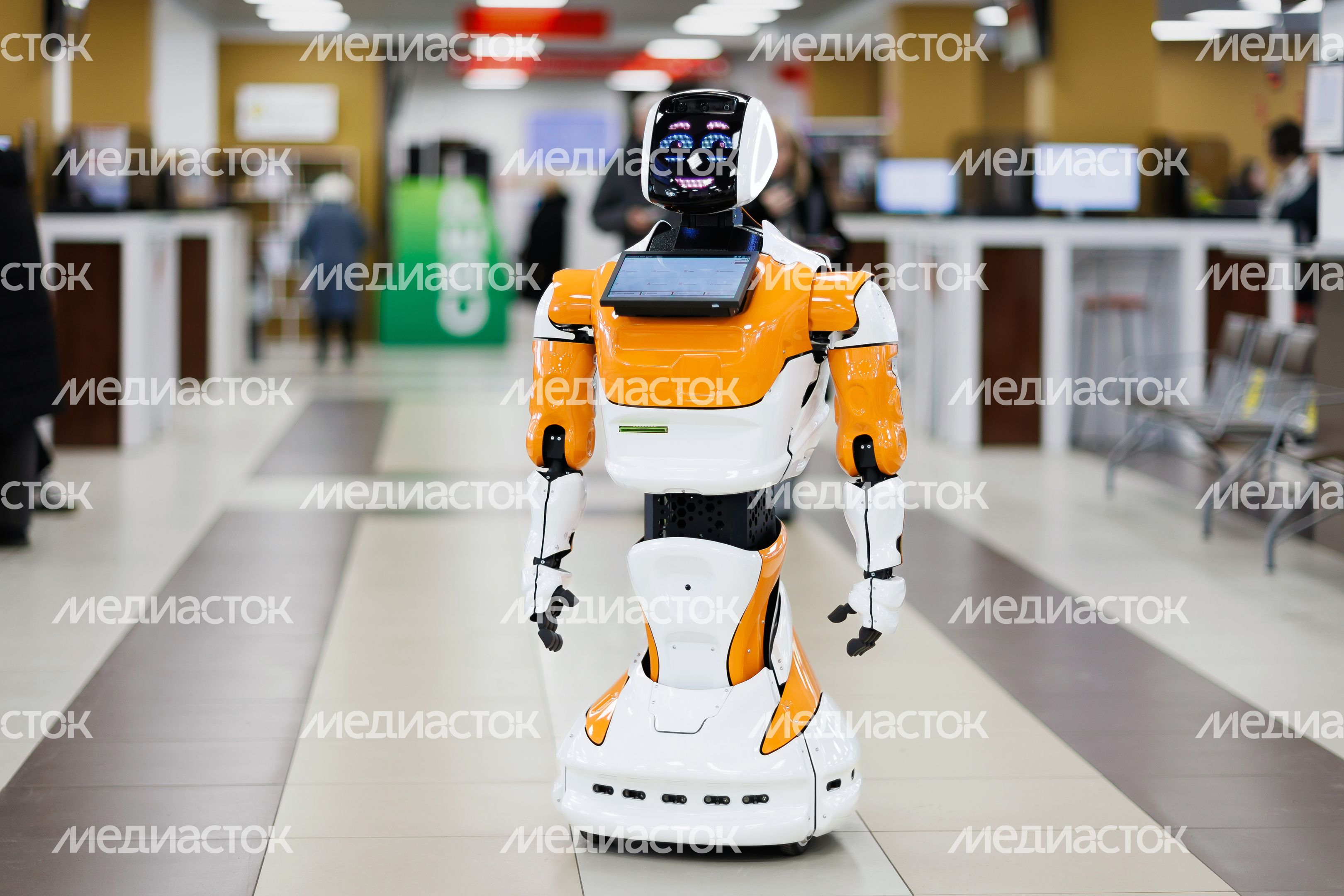 Робот-администратор консультирует посетителей в МФЦ «Мои документы» в Мытищах Робот-администратор консультирует посетителей в МФЦ «Мои документы» в Мытищах