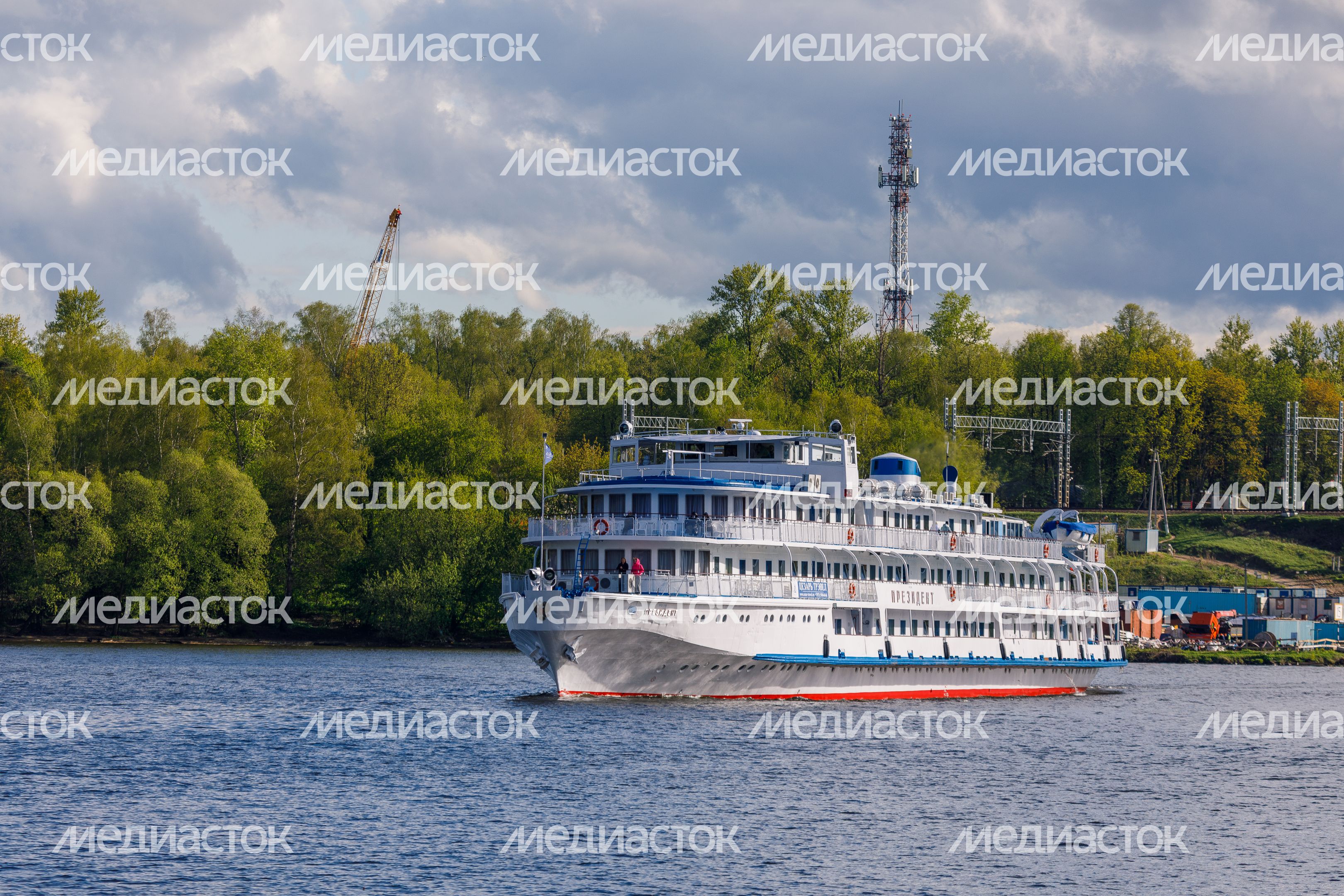 Теплоход на Химкинском водохранилище в Подмосковье Теплоход на Химкинском водохранилище в Подмосковье