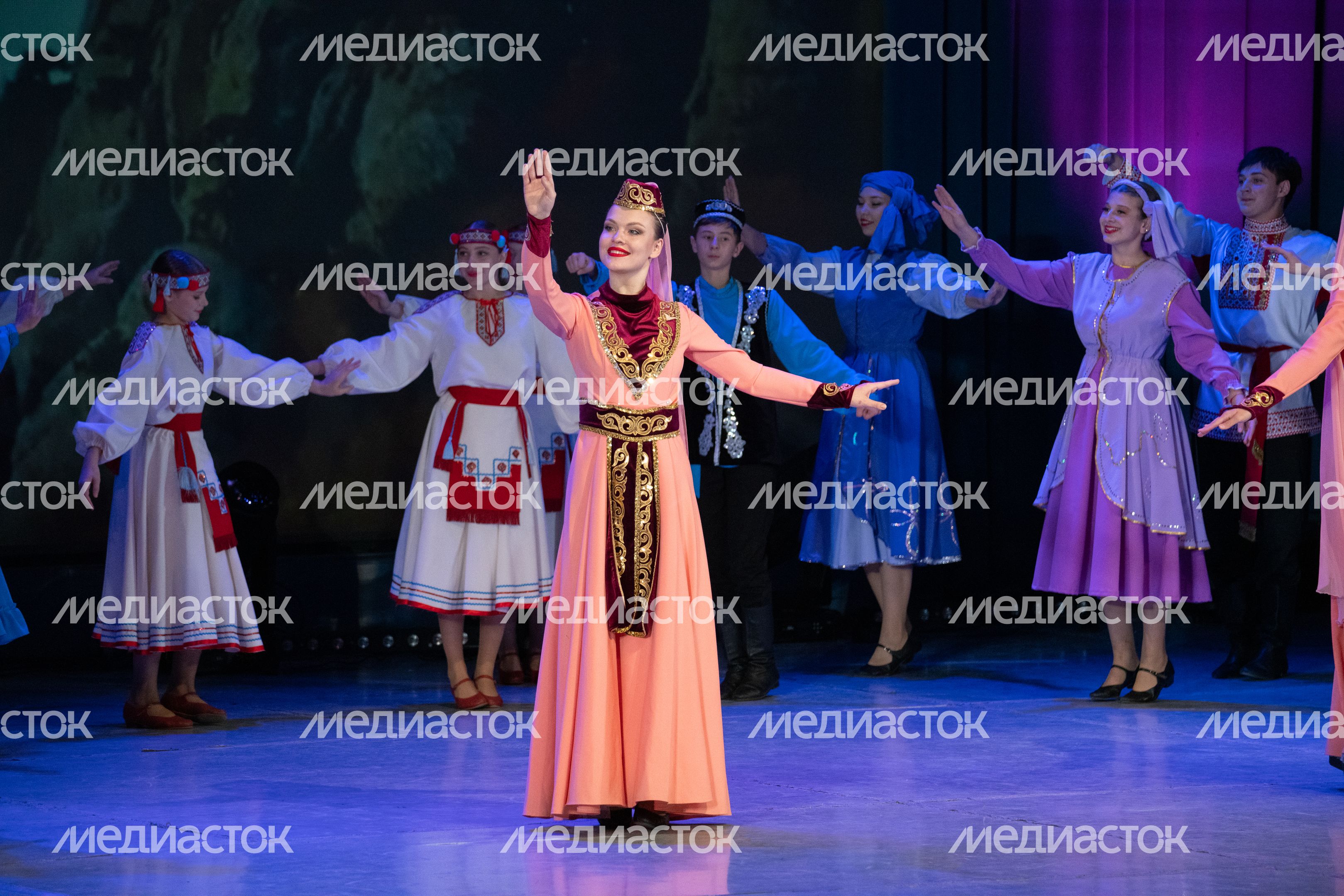 Танцы народов России на сцене ДК «Подмосковье» в Красногорске на фестивале ко Дню народного единства Танцы народов России на сцене ДК «Подмосковье» в Красногорске на фестивале ко Дню народного единства