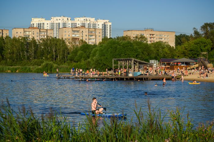 Городской пляж Солнечногорска на берегу озера Сенеж