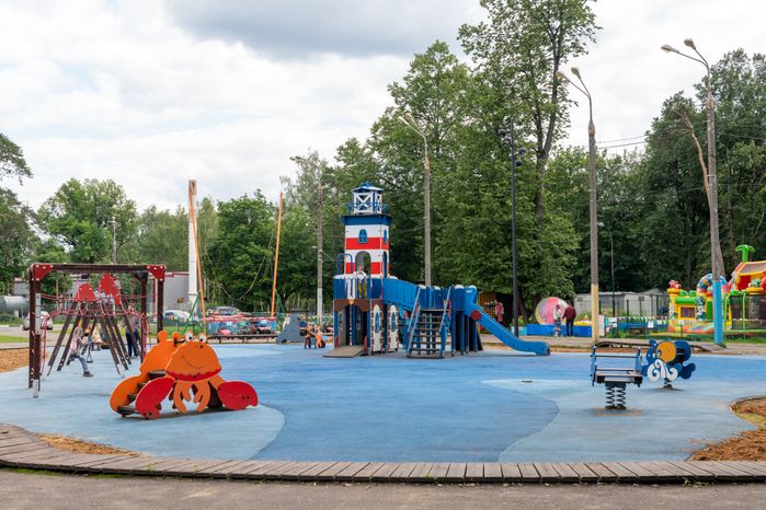 Детская площадка в Центральном парке имени В.В. Воровского в Наро-Фоминске летом