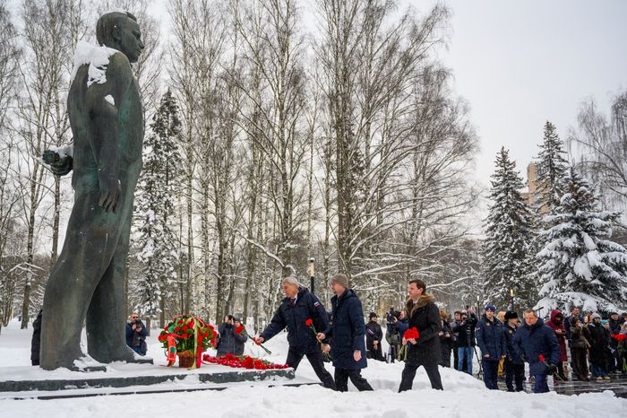 Возложение цветов к памятнику первому космонавту Юрию Гагарину в Звездном городке