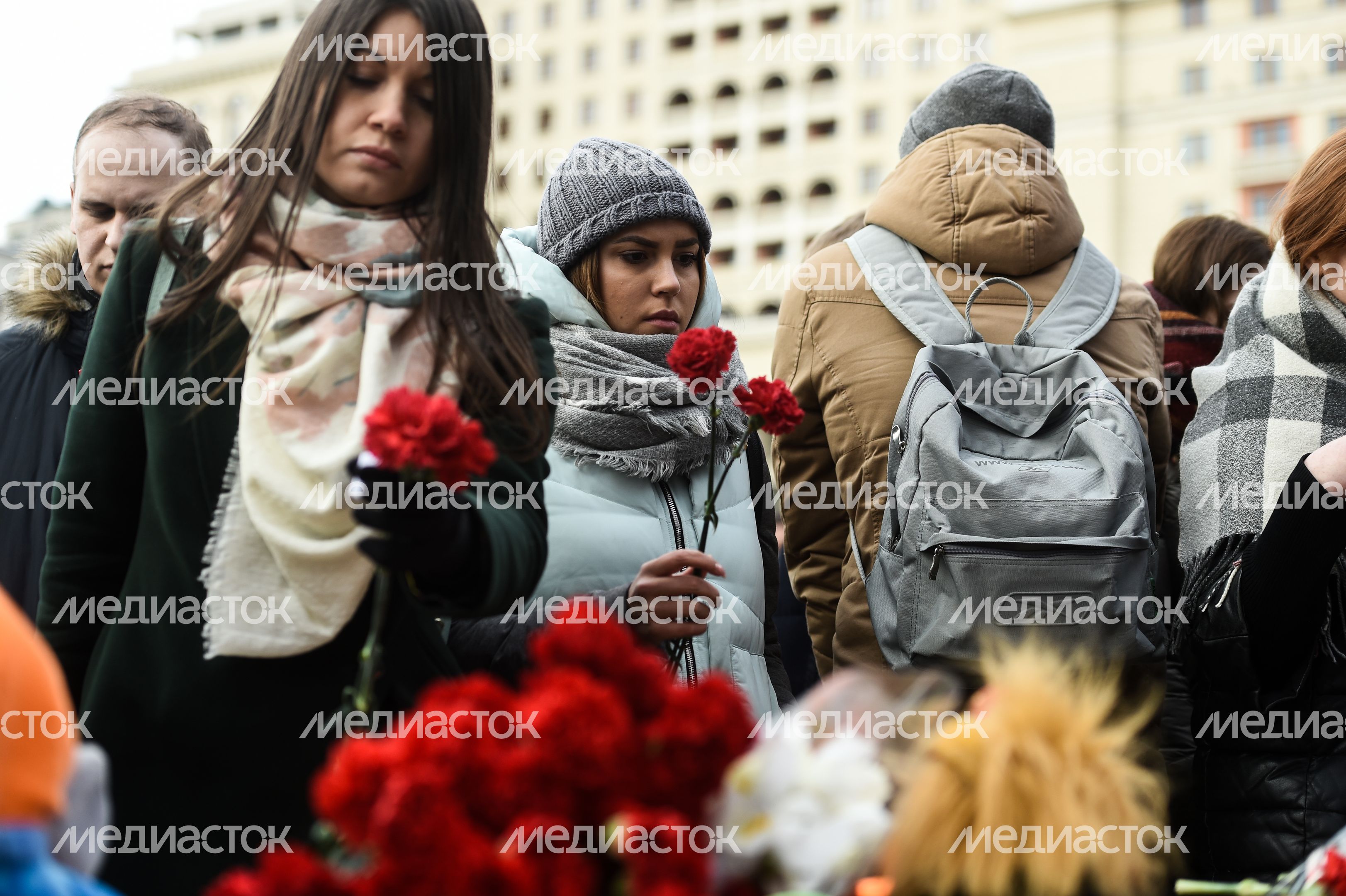 Акция в память о погибших в Кемерове на Манежной площади в Москве