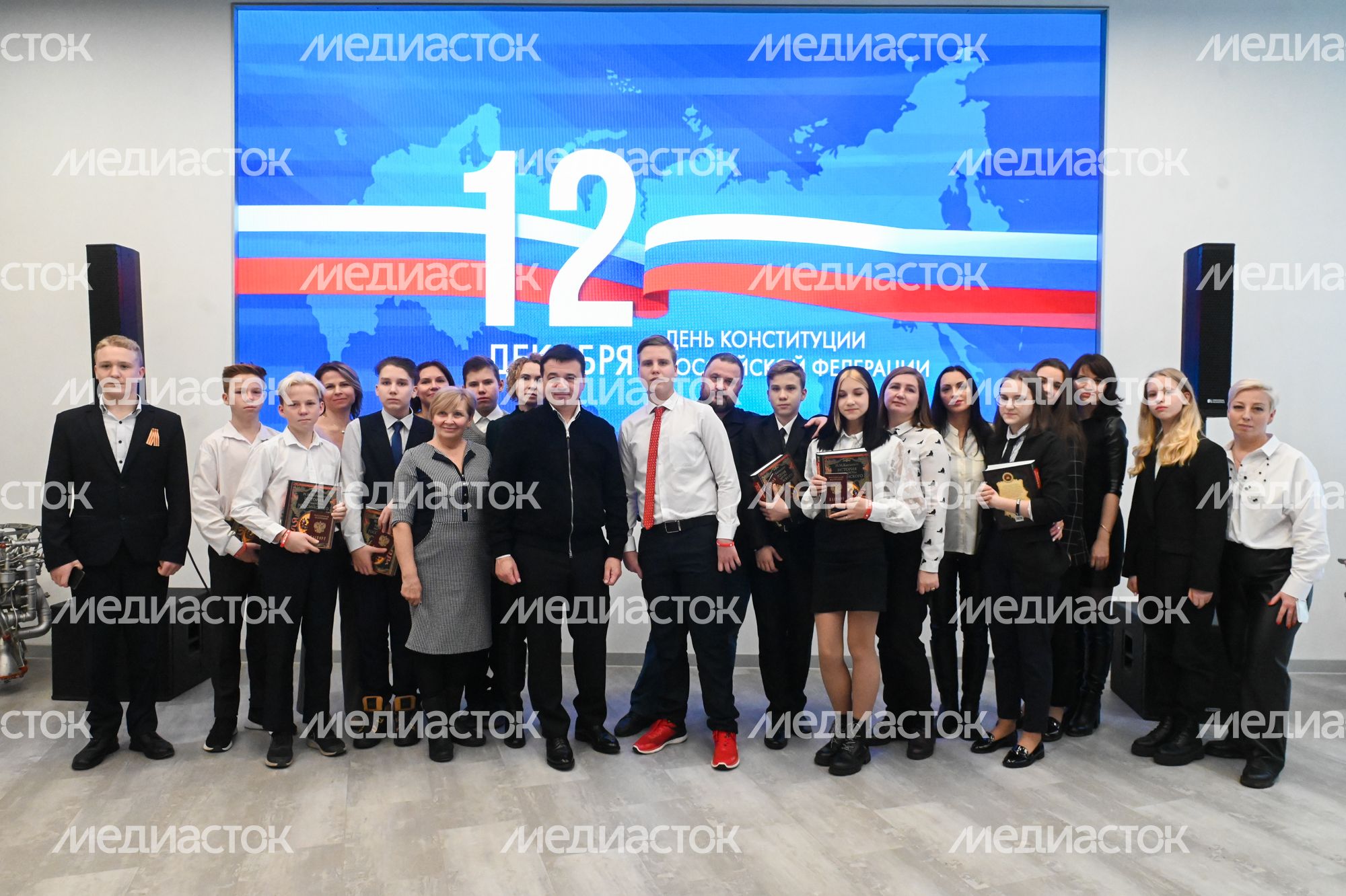 Вручение Губернатором Подмосковья паспортов Российской Федерации школьникам городского округа Королев