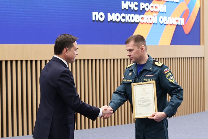 Андрей Воробьев поздравил сотрудников МЧС с Днем спасателя и 35-летием ведомства