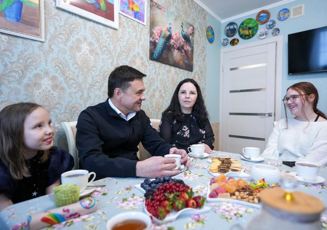 Андрей Воробьев поздравил с 8 Марта семью кавалера Ордена Мужества Олега Шорикова