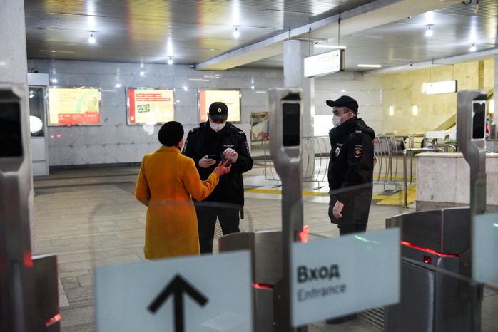 Проверка электронных пропусков в московском метро