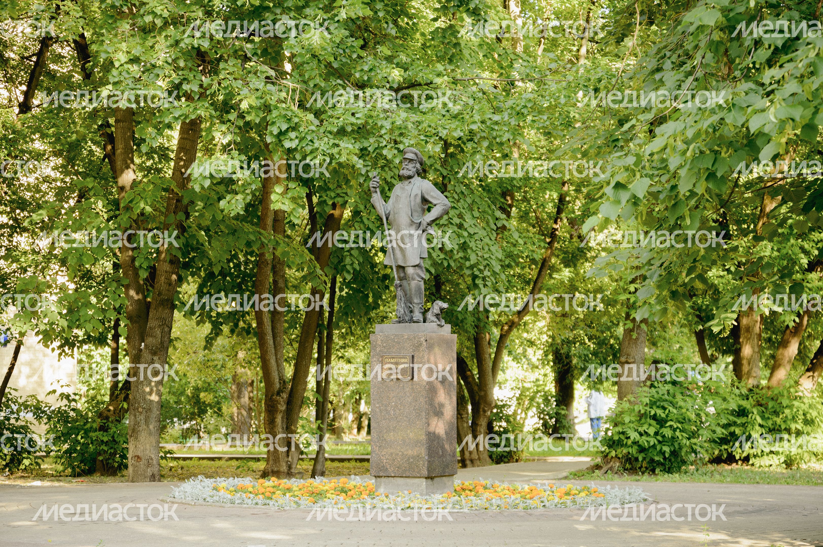 Памятник Дворник с собачкой