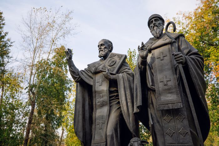 Святители Христовы Николай и Спиридон - памятник на территории усадьбы Белая дача в Котельниках