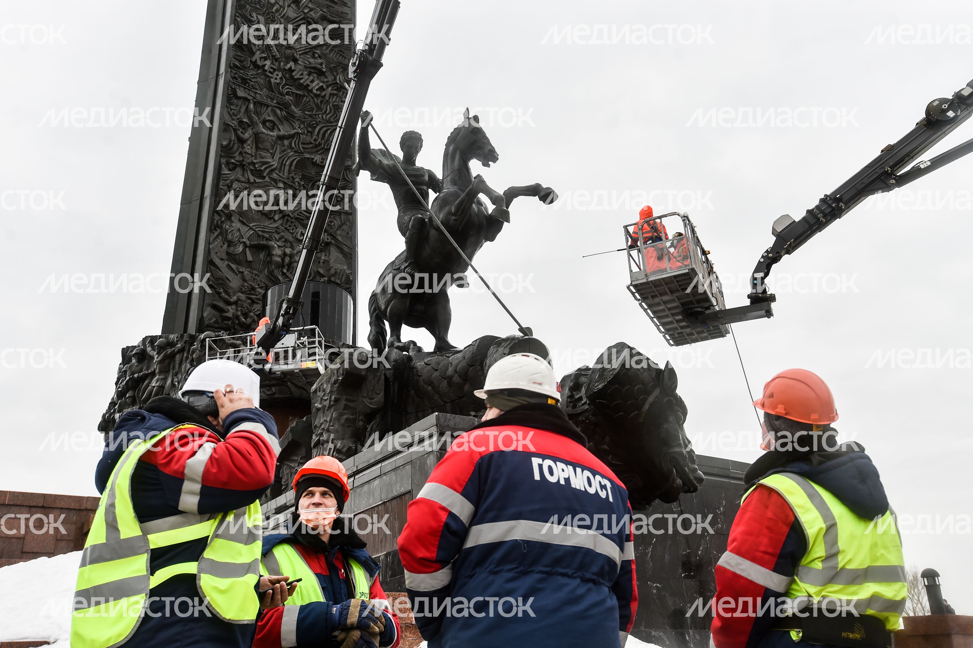 Промывка после зимы Монумента Победы на Поклонной горе в Москве