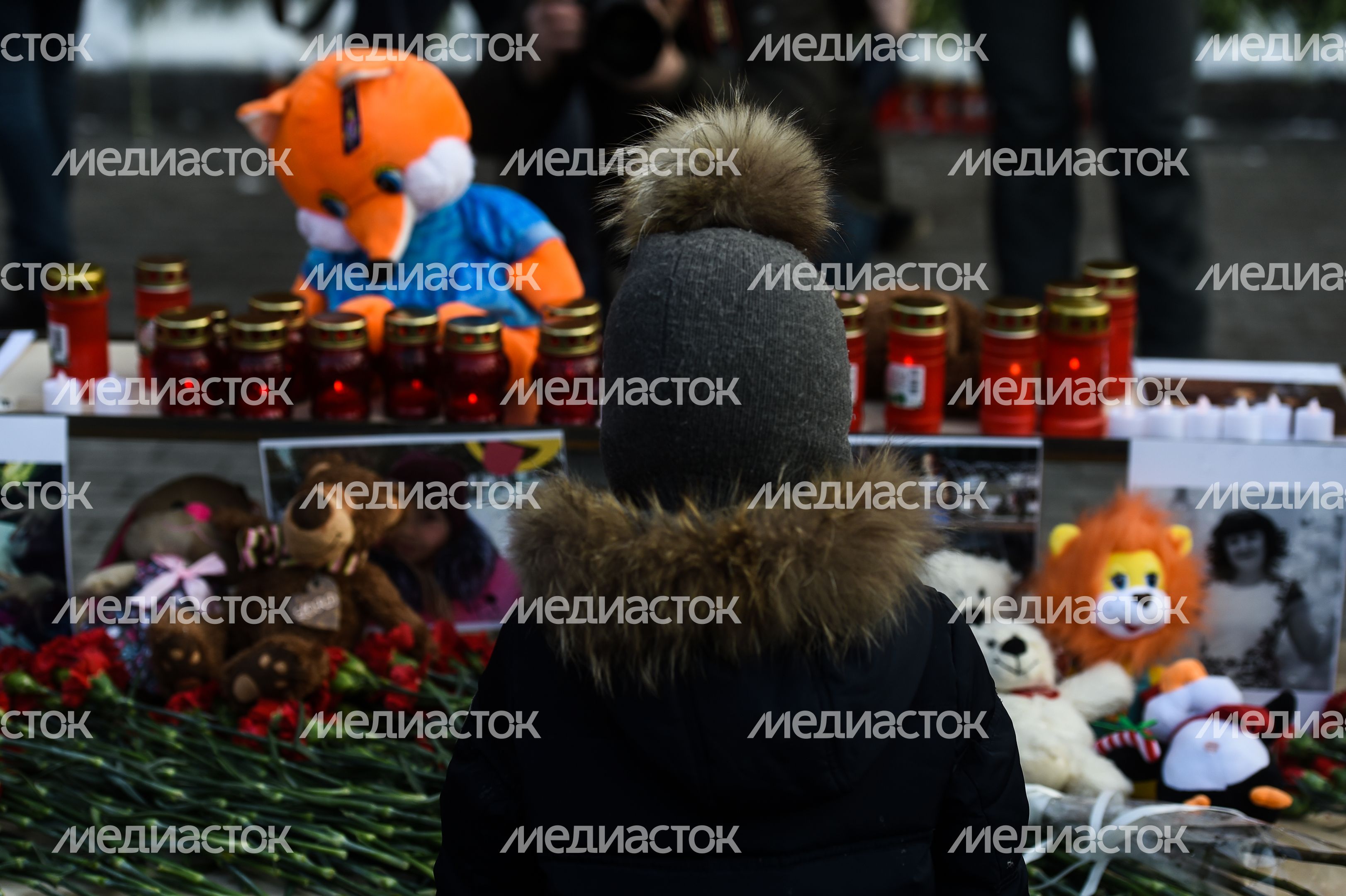 Акция в память о погибших в Кемерове на Манежной площади в Москве
