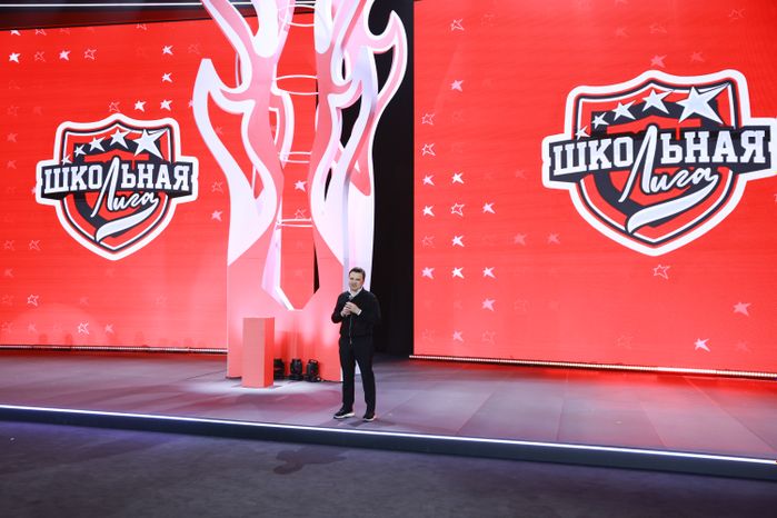 Андрей Воробьев вручил переходящий кубок Школьной лиги команде Одинцовского округа
